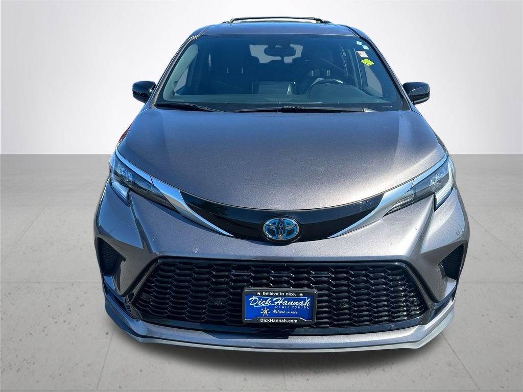 Used 2022 Toyota Sienna XSE w/ XSE Plus Package FWD image 3