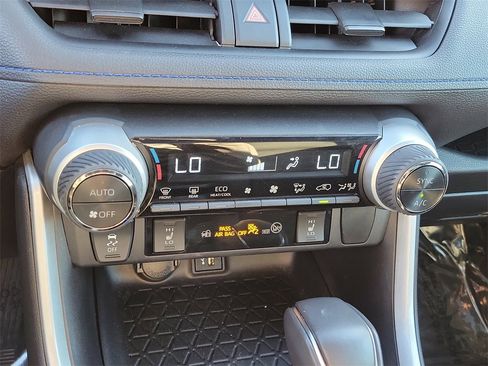 Used 2024 Toyota RAV4 SE image 11