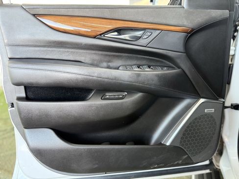 Used 2016 Cadillac Escalade ESV Premium image 28