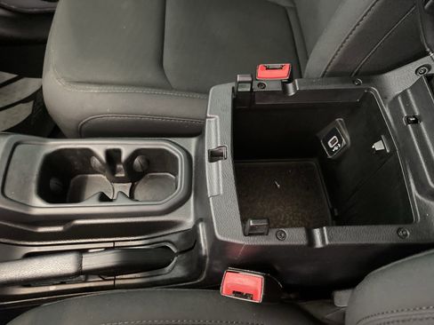 Used 2018 Jeep Wrangler Unlimited Sahara image 12