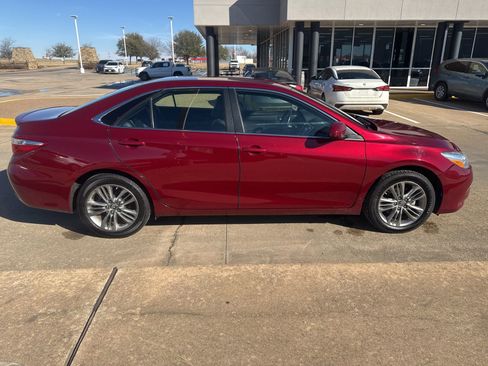 Used 2017 Toyota Camry SE image 4