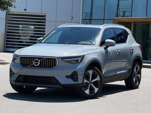 Certified 2025 Volvo XC40 B5 Plus AWD/4WD image 1