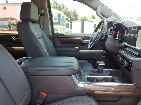 Used 2025 Chevrolet Silverado 1500 LT Trail Boss w/ Convenience Package II AWD/4WD image 10