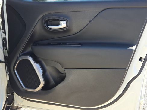 Used 2023 Jeep Renegade Latitude image 8