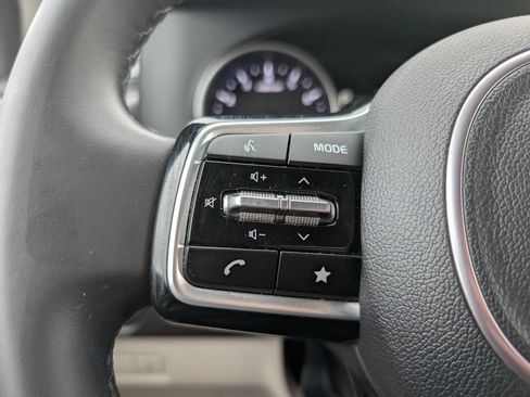 Used 2024 Kia Carnival LX FWD image 16