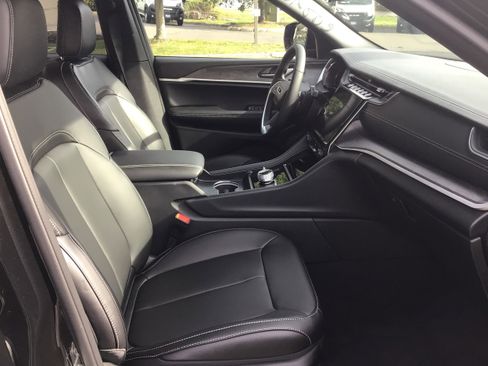 New 2025 Jeep Grand Cherokee L Limited image 10