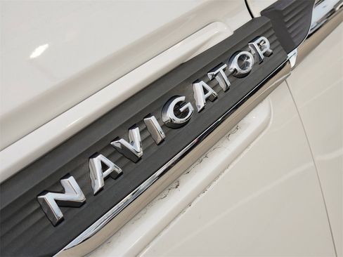 Used 2023 Lincoln Navigator Reserve image 12