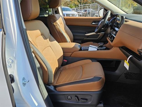 New 2025 Nissan Pathfinder Platinum image 12