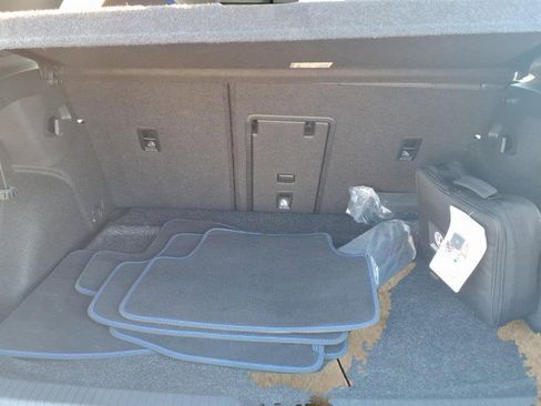 Certified 2022 Volkswagen Golf R image 8