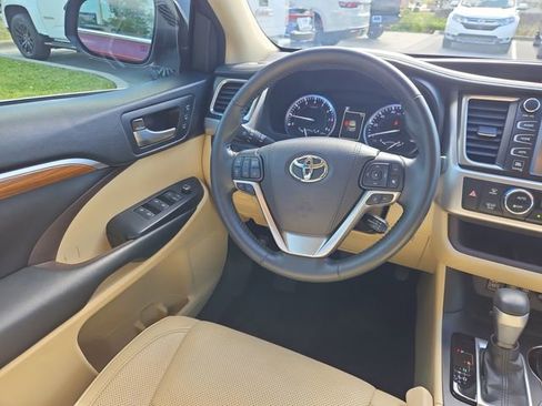 Used 2018 Toyota Highlander Limited FWD image 9