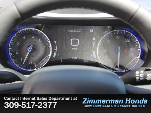 Used 2025 Chrysler Pacifica Limited FWD image 12