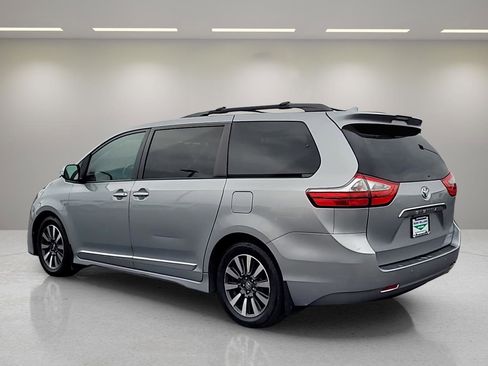 Used 2019 Toyota Sienna Limited image 6