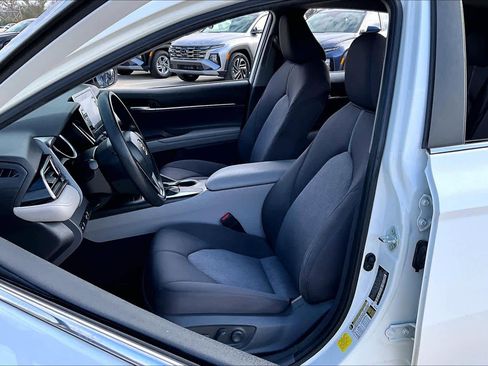 Used 2021 Toyota Camry LE image 7