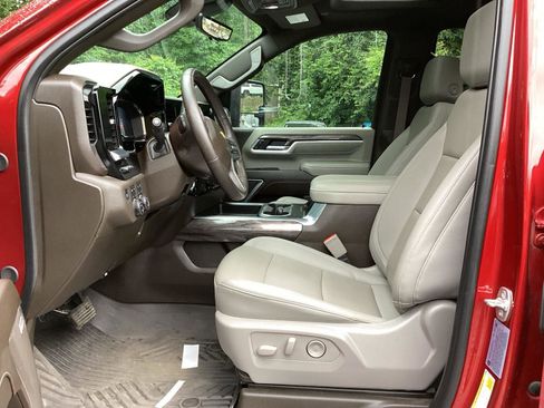 Used 2025 Chevrolet Silverado 2500 LTZ w/ LTZ Premium Package AWD/4WD image 9