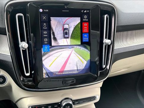 Certified 2026 Volvo XC40 B5 Plus AWD/4WD image 29