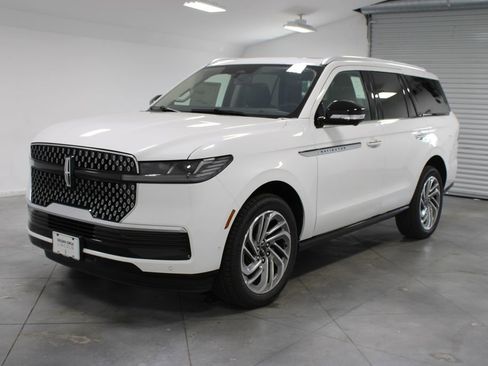 New 2025 Lincoln Navigator Reserve image 3