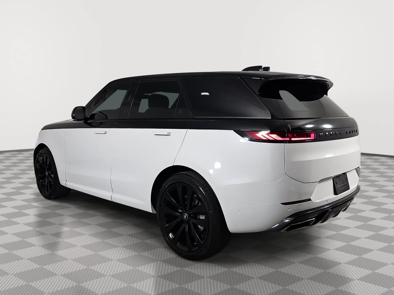 Used 2024 Land Rover Range Rover Sport SE AWD/4WD image 6