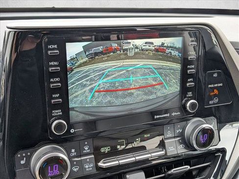 Used 2022 Toyota Highlander XLE AWD/4WD image 14