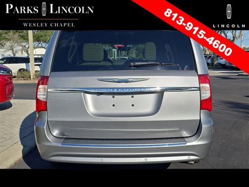 Used 2013 Chrysler Town & Country Touring image 5
