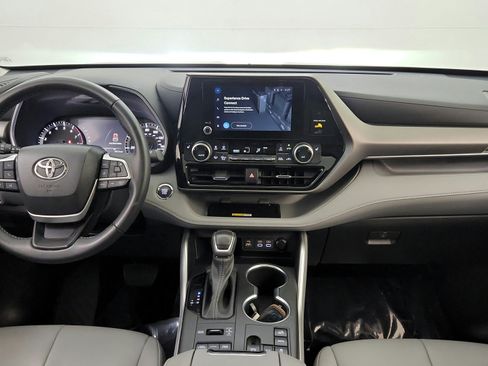 Used 2023 Toyota Highlander XLE AWD/4WD image 21
