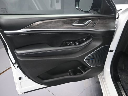 Used 2021 Jeep Grand Cherokee L Overland w/ Luxury Tech Group IV image 10