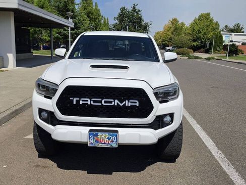 Used 2017 Toyota Tacoma TRD Sport w/ Tow Package AWD/4WD image 2