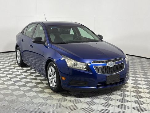 Used 2013 Chevrolet Cruze LS FWD image 3