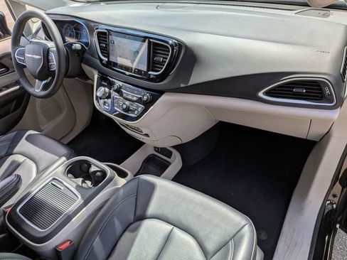 Certified 2024 Chrysler Pacifica Touring-L FWD image 29