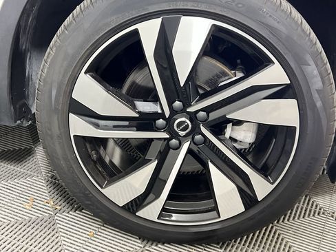 Certified 2025 Volvo XC40 B5 Plus image 18