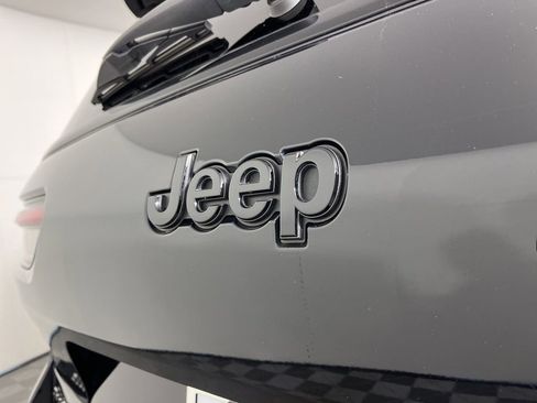 Used 2024 Jeep Grand Cherokee L Altitude AWD/4WD image 12