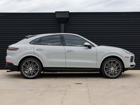 Certified 2023 Porsche Cayenne Platinum Edition image 8