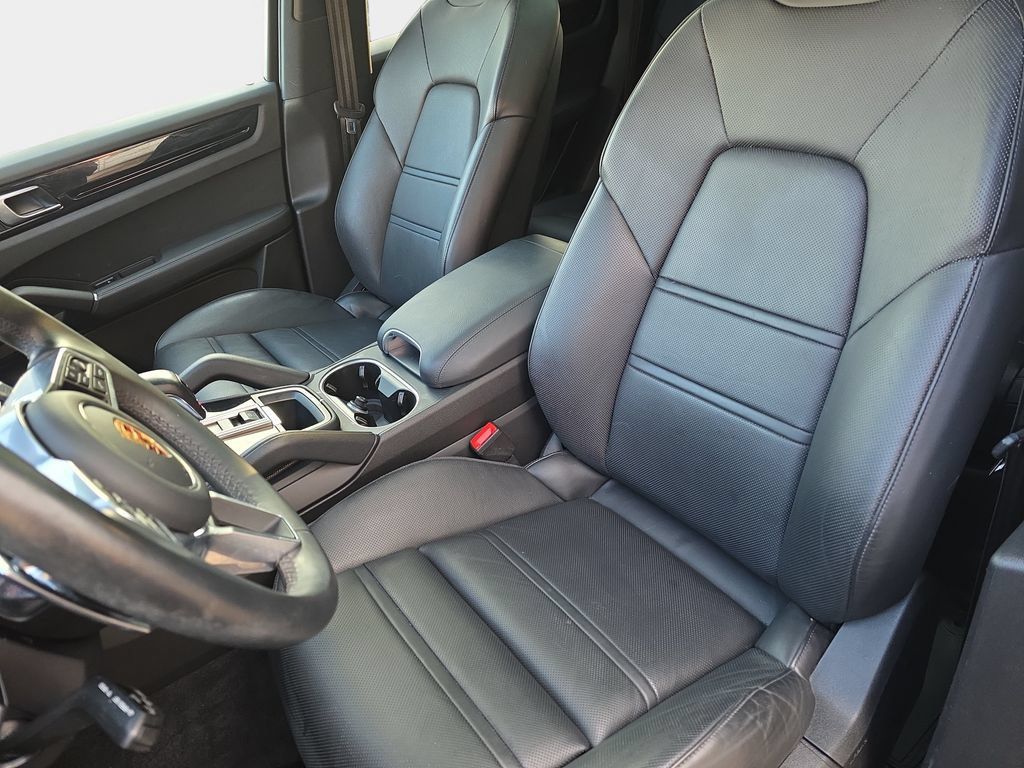 Used 2023 Porsche Cayenne AWD/4WD image 18