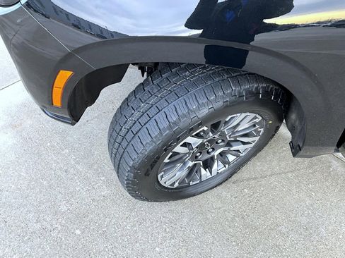 Used 2025 Chevrolet Suburban Z71 AWD/4WD image 25