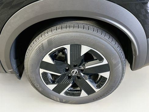 Used 2025 Nissan Kicks SV AWD/4WD image 11