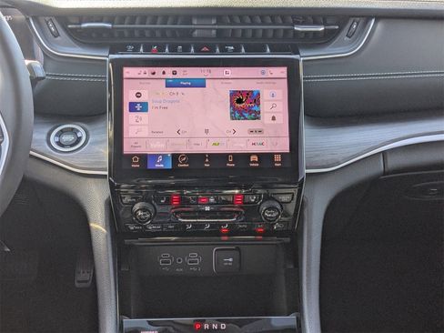 Used 2023 Jeep Grand Cherokee L Limited w/ Black Appearance Package image 19