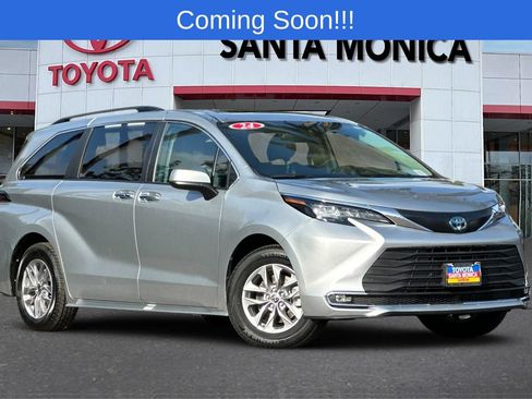 Used 2024 Toyota Sienna XLE FWD image 1