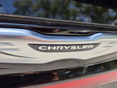 Used 2023 Chrysler Pacifica Touring-L FWD image 15