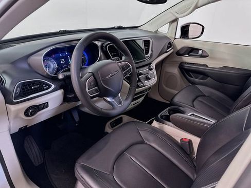 Used 2024 Chrysler Pacifica Touring-L image 12