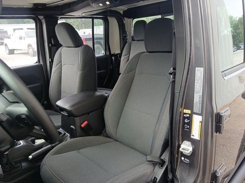 New 2025 Jeep Gladiator Sport image 37