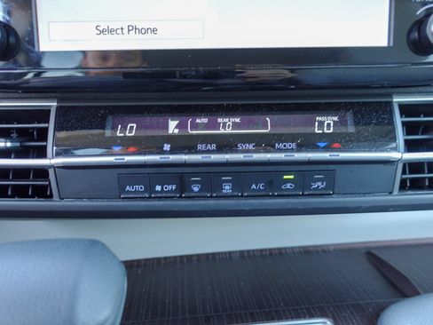 Used 2024 Toyota Sienna LE FWD image 19