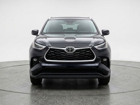 Used 2025 Toyota Highlander LE image 2