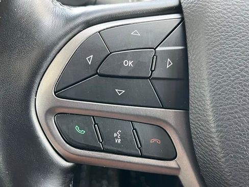 Used 2020 Jeep Cherokee Latitude Plus w/ Cold Weather Group AWD/4WD image 38