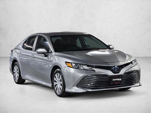 Used 2019 Toyota Camry LE image 3