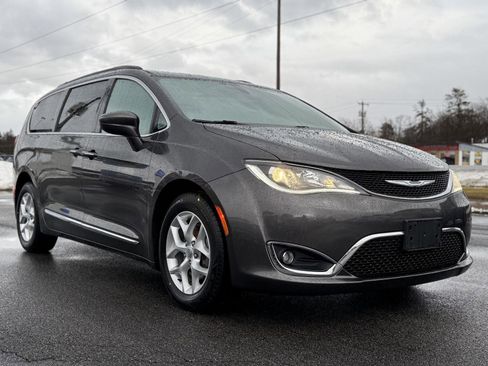 Used 2017 Chrysler Pacifica Touring-L w/ Tire & Wheel Group image 3