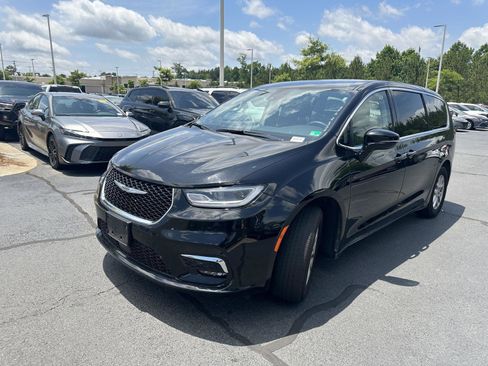 Used 2024 Chrysler Pacifica Touring-L FWD image 2