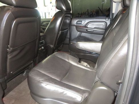 Used 2011 Cadillac Escalade ESV AWD image 24