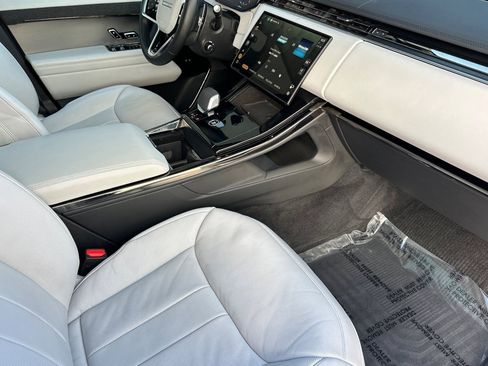Used 2024 Land Rover Range Rover Sport SE image 32