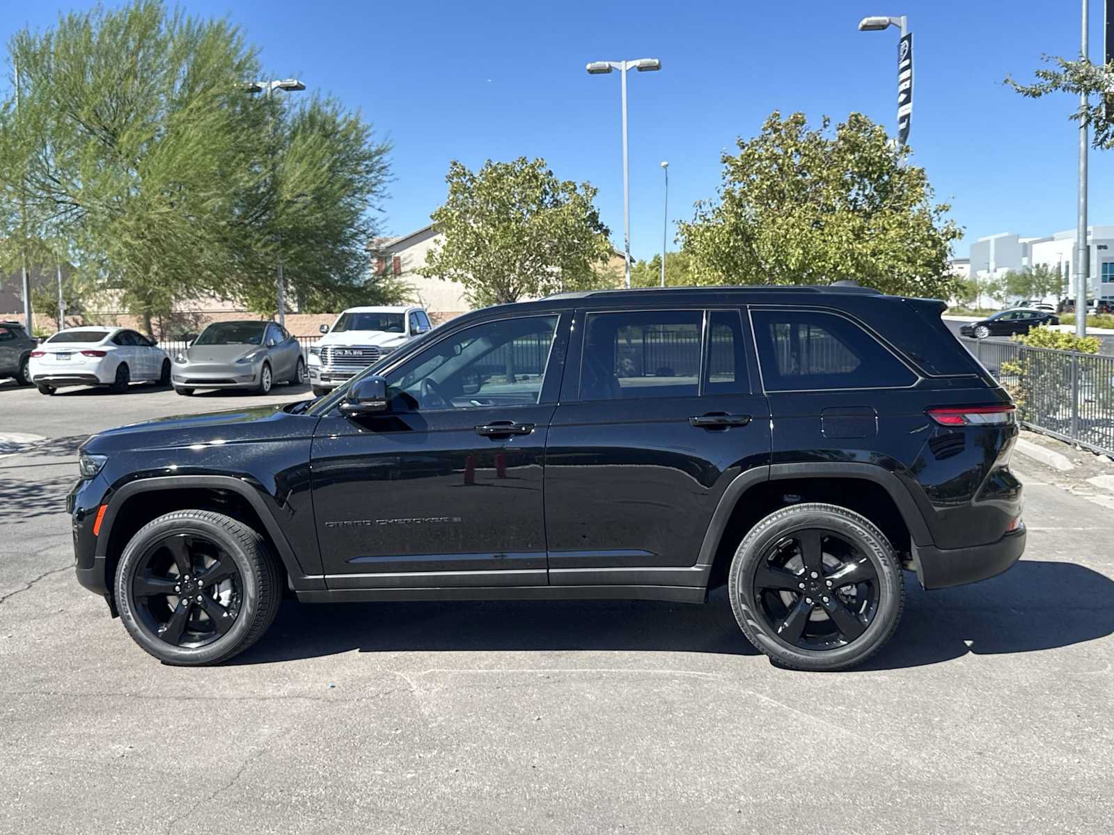 Used 2024 Jeep Grand Cherokee Limited w/ Black Appearance Package AWD/4WD image 5
