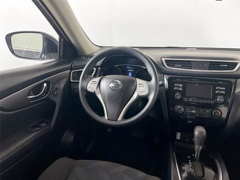 Used 2016 Nissan Rogue S image 2