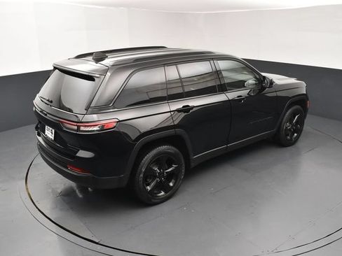 Used 2023 Jeep Grand Cherokee Limited w/ Black Appearance Package AWD/4WD image 18